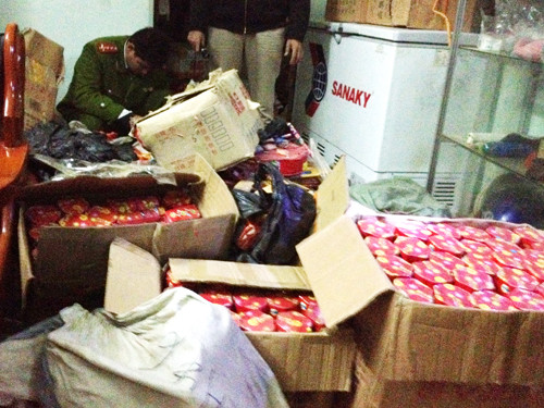 Lực lượng chức năng kiểm kê số hàng thu giữ