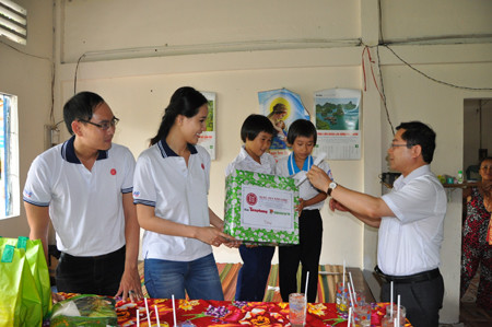 2.	Tổng biên tập báo Tiền Phong Lê Xuân Sơn và Hoa hậu Mai Phương Thúy động viên, chia sẻ với 2 chị em mồ côi cha mẹ Nguyễn Thị Bé Đẹp, Nguyễn Thị Bích Trâm ở phường Long Tuyền (Bình Thủy)