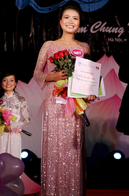 Nguyễn Huyền Trang là thí sinh mặc áo dài đẹp nhất tại cuộc thi