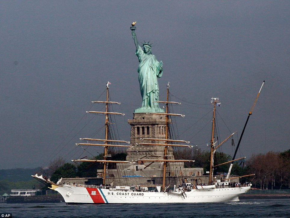 Tàu của Ecuador Guayas vượt qua tòa nhà Empire State