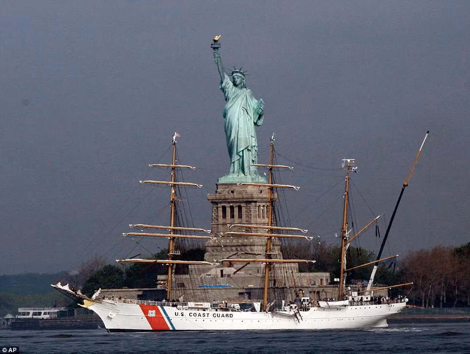 Tàu của Ecuador Guayas vượt qua tòa nhà Empire State