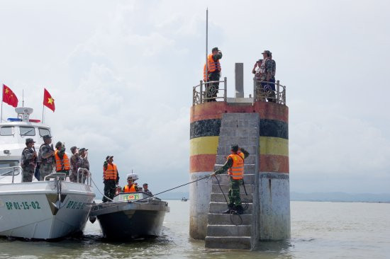 Cột mốc quốc giới 1378 tại cửa sông Bắc Luân. Cột mốc quốc giới 1378 tại cửa sông Bắc Luân.