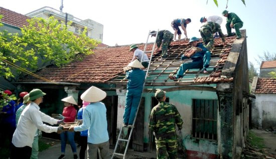 Quân dân giúp hộ gia đình có hoàn cảnh cảnh đặc biệt khó khăn sửa chữa nhà ở. Quân dân giúp hộ gia đình có hoàn cảnh cảnh đặc biệt khó khăn sửa chữa nhà ở.