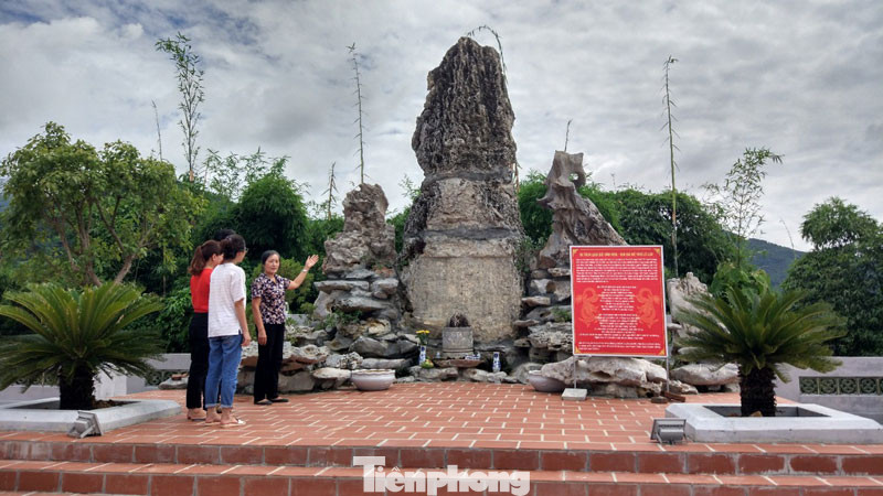 Bia Lê Lợi nằm trong quần thể di tích đền Thác Bờ. Bia Lê Lợi nằm trong quần thể di tích đền Thác Bờ.