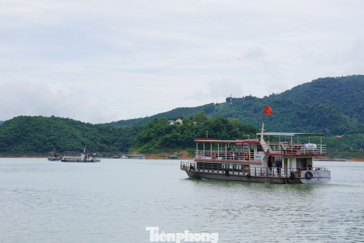 Hồ Hòa Bình với phong cảnh non nước hữu tình. Hồ Hòa Bình với phong cảnh non nước hữu tình.