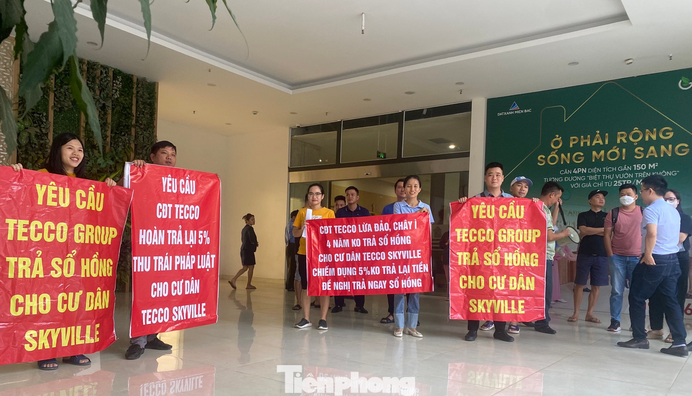 Cư dân chăng băng rôn đòi quyền lợi