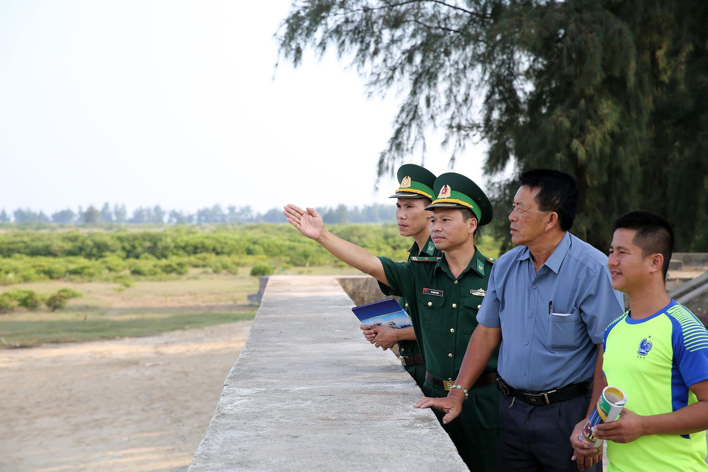 Ông Vũ Đình Phúc (thứ 2 bên phải) cùng với cán bộ Bộ đội Biên phòng tại cửa sông Bắc Luân. Ông Vũ Đình Phúc (thứ 2 bên phải) cùng với cán bộ Bộ đội Biên phòng tại cửa sông Bắc Luân.