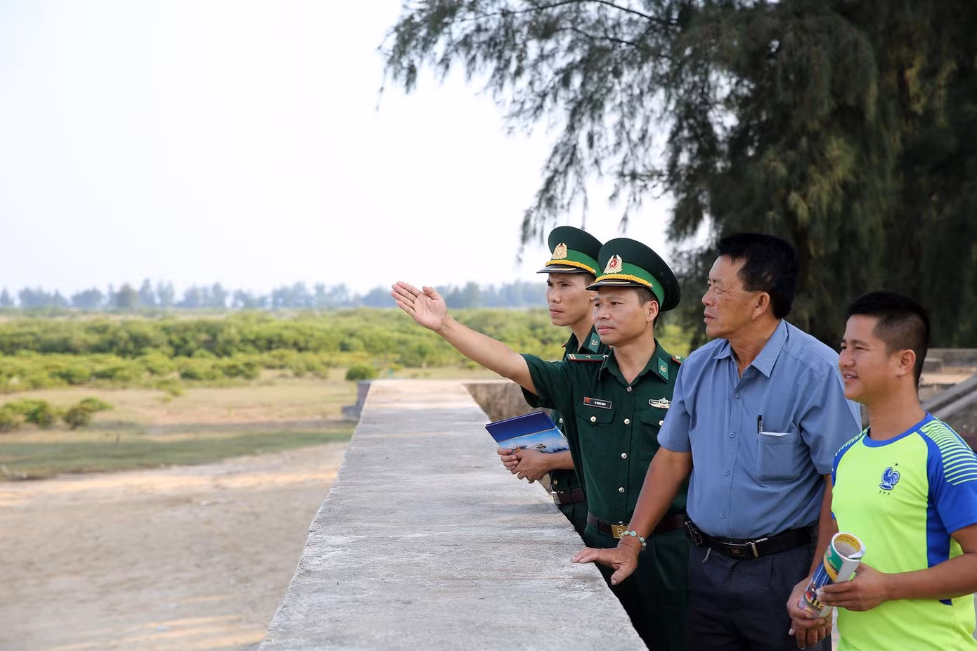 Ông Vũ Đình Phúc (thứ 2 bên phải) cùng với cán bộ Bộ đội Biên phòng tại cửa sông Bắc Luân. Ông Vũ Đình Phúc (thứ 2 bên phải) cùng với cán bộ Bộ đội Biên phòng tại cửa sông Bắc Luân.