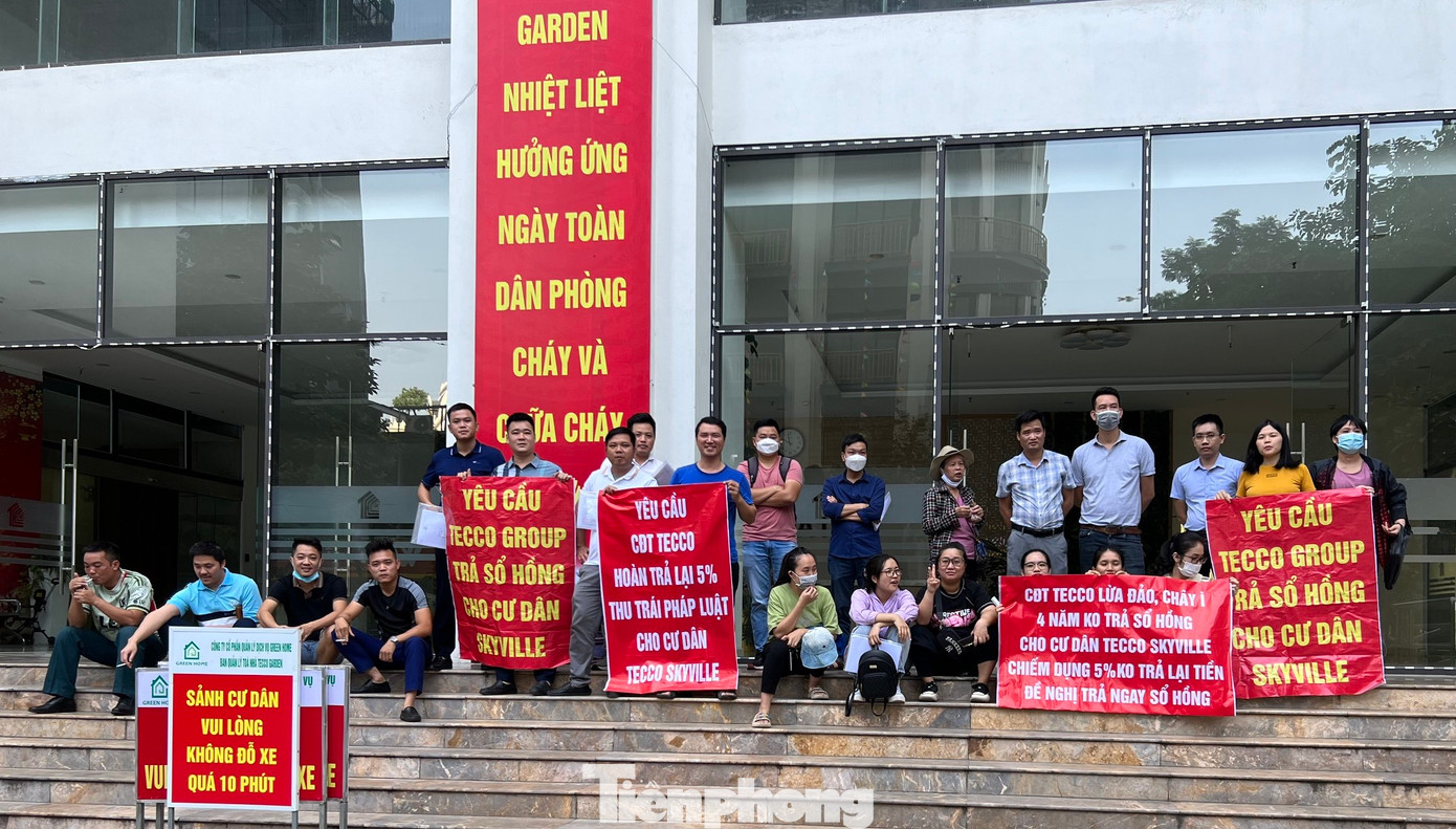 Cư dân yêu cầu chủ đầu tư trả sổ đỏ.