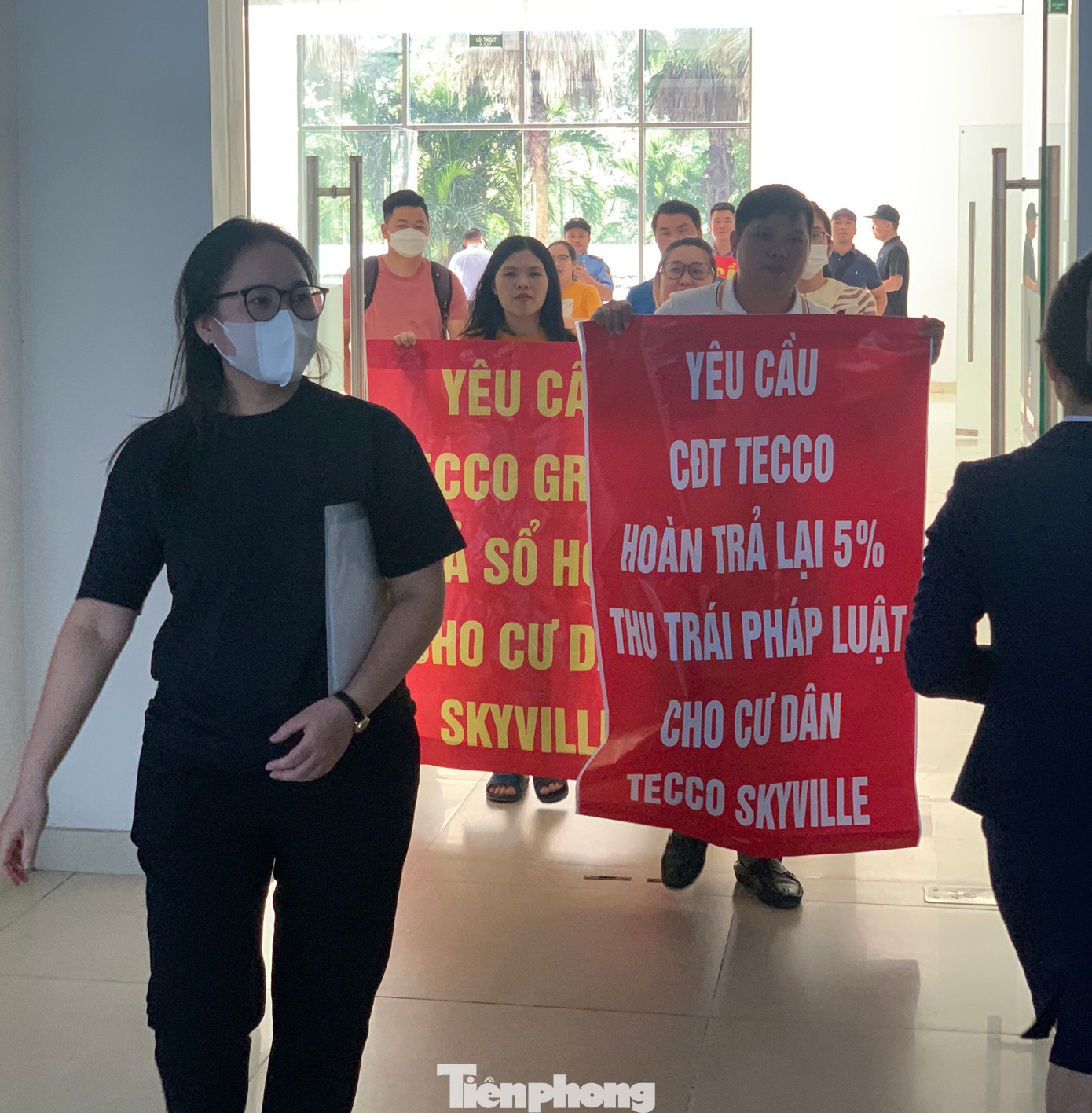 Cư dân đến làm việc với chủ đầu tư.