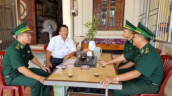 Trưởng ban Hàng giáo Giáo xứ Trà Cổ trao đổi thông tin với cán bộ Bộ đội Biên phòng. Trưởng ban Hàng giáo Giáo xứ Trà Cổ trao đổi thông tin với cán bộ Bộ đội Biên phòng.
