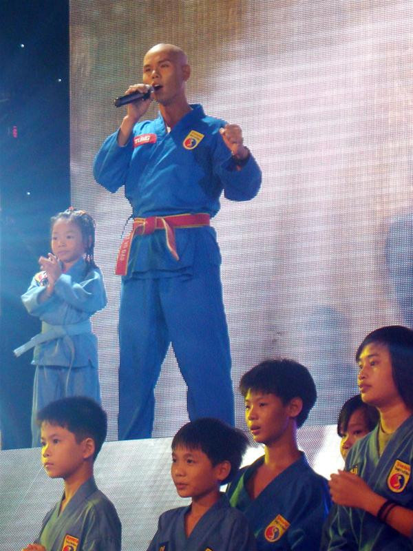 Phan Đinh Tùng dù chấn thương nhưng vẫn hát rất sung