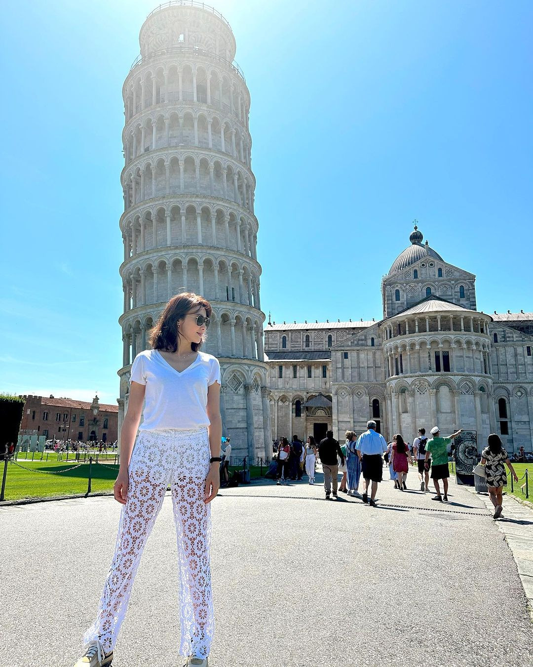 Có thể nói, Lê Tư là một trong những mỹ nhân trong thời kỳ hoàng kim của điện ảnh Hong Kong (thập niên 1980-1990) có cuộc sống viên mãn. Cô có gia đình nhỏ hạnh phúc bên chồng tỷ phú và ba con gái, cha mẹ khỏe mạnh, sự nghiệp thành công và giữ được phong độ nhan sắc.