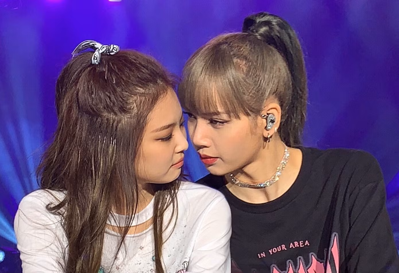 Cư dân mạng bức xúc vì akge fan của Jennie tạo ra chiến dịch thù ghét Lisa và gia đình cô.