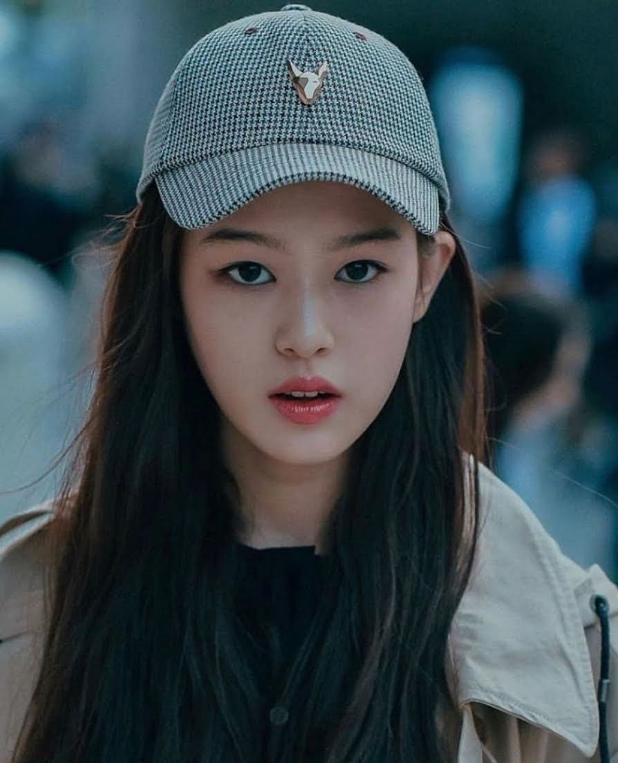 Han Sung Min lần đầu tiên gây chú ý vào năm 2017 vì sở hữu khuôn mặt giống Jennie (BlackPink) nhưng ở phiên bản trẻ hơn.