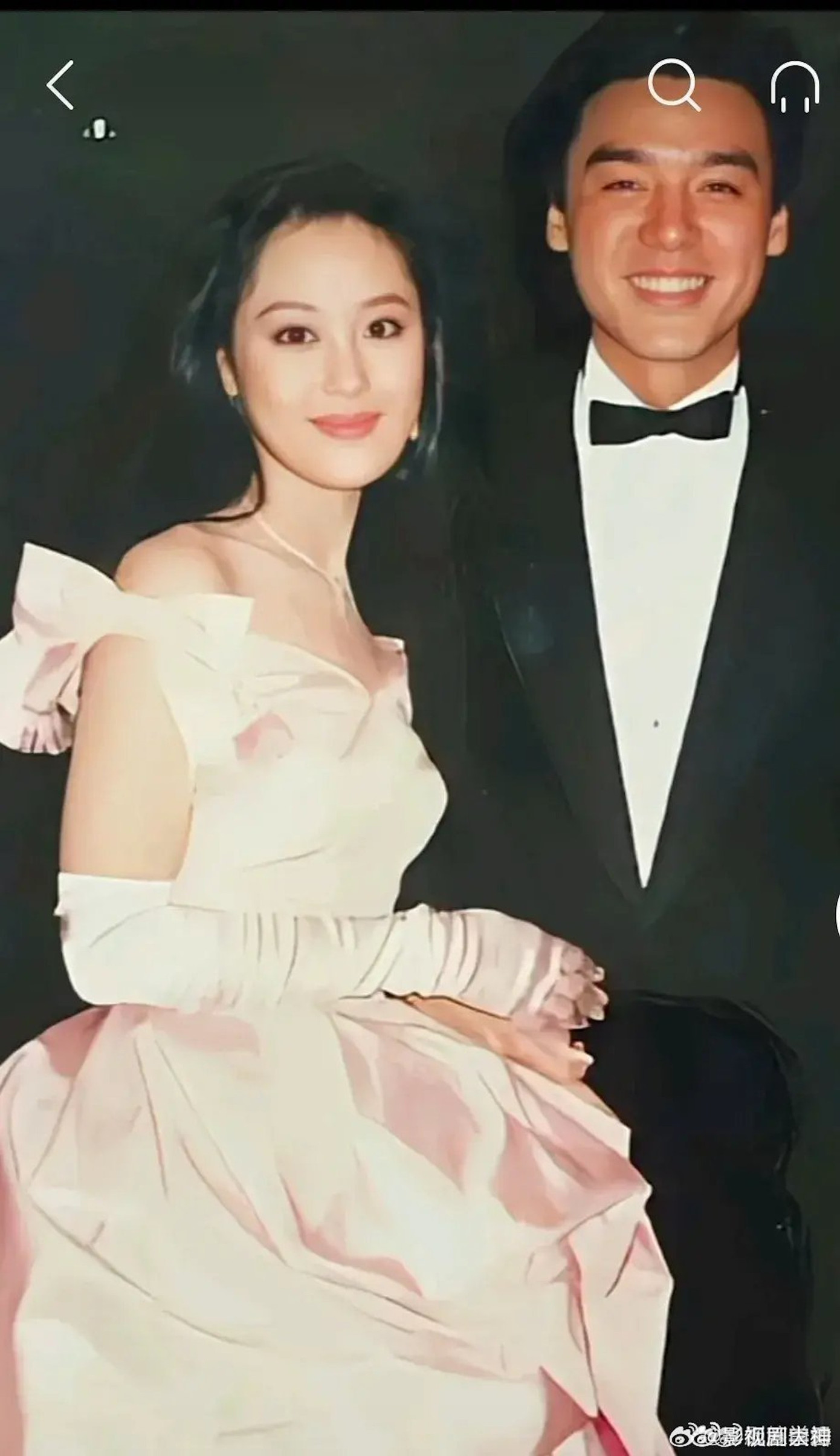 Năm 1987, Chương Tiểu Huệ kết hôn với người chồng đầu tiên, nam ca sĩ Hong Kong nổi tiếng lúc bấy giờ Chung Trấn Đào. Họ tổ chức hôn lễ chóng vánh ở New York sau ba tuần quen nhau bất chấp sự phản đối từ gia đình. Họ sống chung 11 năm, có hai con trước khi đi đến hồi kết vì Chương Tiểu Huệ ngoại tình, bỏ bê gia đình, chỉ ham mê mua sắm và tụ tập bạn bè. Thời điểm ly hôn, Chung Trấn Đào rơi vào thảm cảnh phá sản, nợ nần ngập đầu. May mắn, nhờ gặp người vợ hiện tại, Tố Trinh, Chung Trấn Đào dần vượt qua được giai đoạn khủng hoảng.