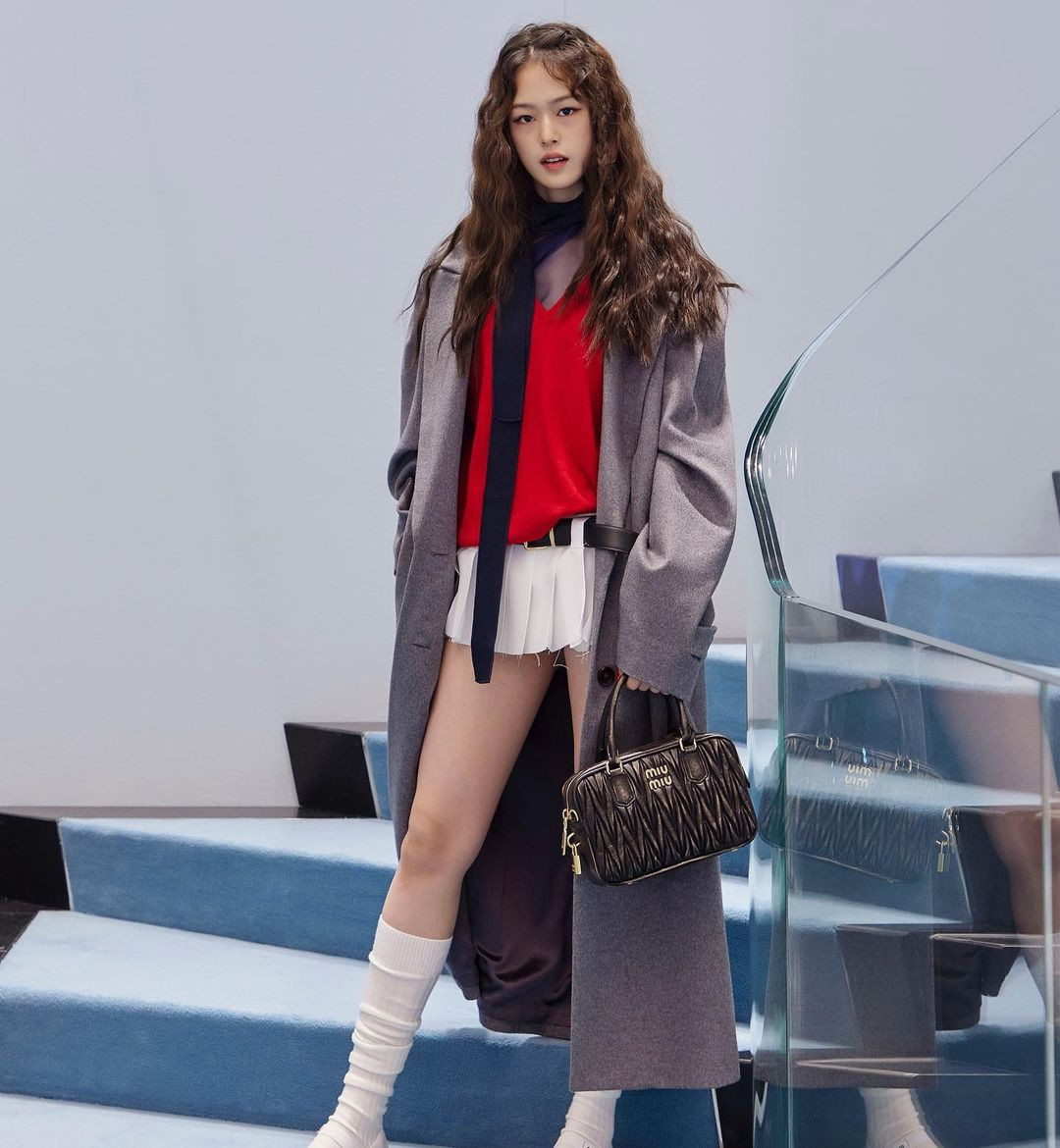 Koreaboo đánh giá Han Sung Min có khí chất thanh lịch như Jennie, phù hợp với các thương hiệu xa xỉ. Trên thực tế, Han Sung Min cũng là người mẫu của Chanel.