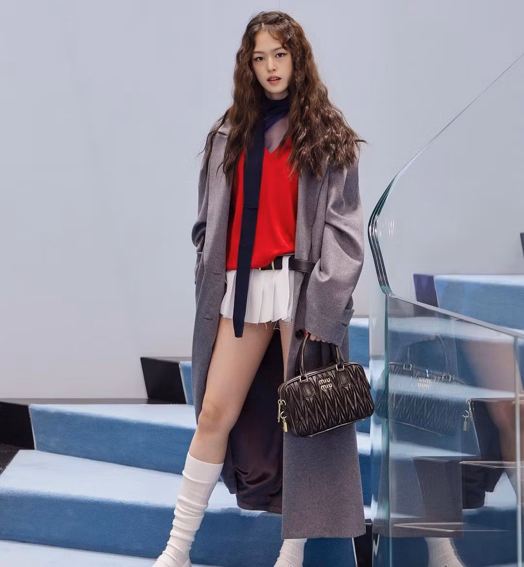 Koreaboo đánh giá Han Sung Min có khí chất thanh lịch như Jennie, phù hợp với các thương hiệu xa xỉ. Trên thực tế, Han Sung Min cũng là người mẫu của Chanel.