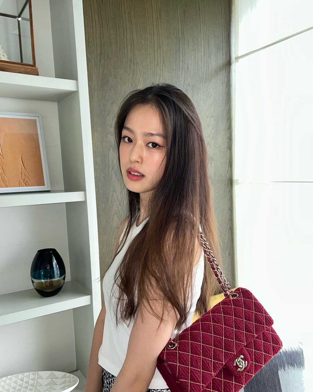 6 năm qua đi, Han Sung Min đã bước sang tuổi 21. Không chỉ trưởng thành về nhan sắc, Han Sung Min tự xây dựng được phong cách riêng đầy cuốn hút. Dĩ nhiên, khán giả vẫn nhìn ra được nét tương đồng với rapper BlackPink như đôi mắt mèo hay cấu trúc xương sắc nét...