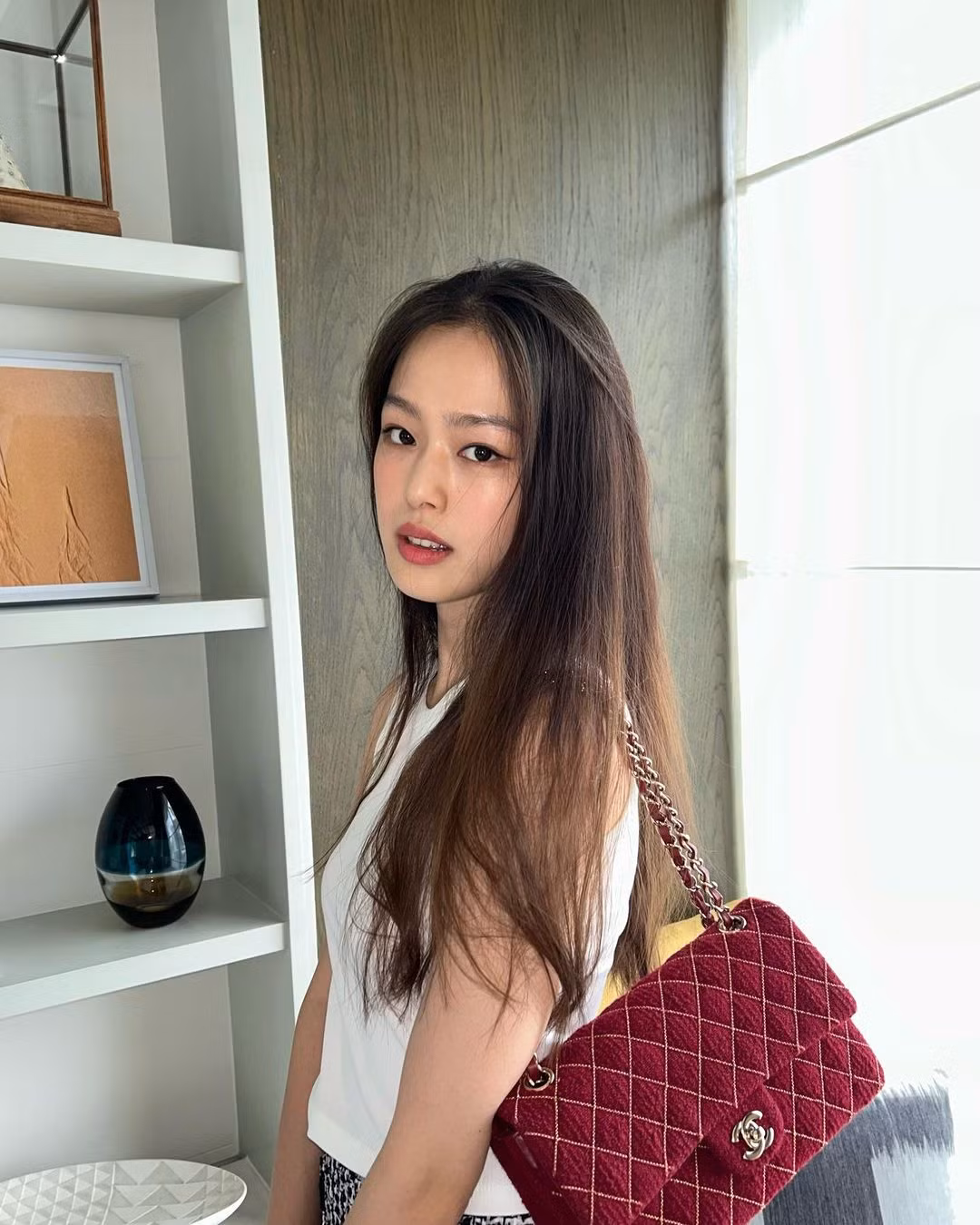6 năm qua đi, Han Sung Min đã bước sang tuổi 21. Không chỉ trưởng thành về nhan sắc, Han Sung Min tự xây dựng được phong cách riêng đầy cuốn hút. Dĩ nhiên, khán giả vẫn nhìn ra được nét tương đồng với rapper BlackPink như đôi mắt mèo hay cấu trúc xương sắc nét...