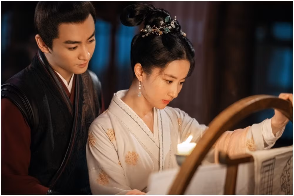 Mộng Hoa Lục là tác phẩm cổ trang đánh dấu sự trở lại màn ảnh nhỏ sau 16 năm của “thần tiên tỷ tỷ” Lưu Diệc Phi kể từ Thần điêu đại hiệp. Phim cải biên từ bộ hí kịch kinh điển Triệu Phán Nhi phong nguyệt cứu phong trần của nhà viết kịch hàng đầu Trung Quốc Quan Hán Khanh (thời Nguyên). Phim xoay quanh nàng Triệu Phán Nhi (Lưu Diệc Phi) xuất thân nhà quan nhưng gặp biến cố phải lưu lạc chốn hồng trần, bán nghệ không bán thân. Sau này thoát nhạc tịch, cô mở quán trà bên sông mưu sinh. Do bị vị hôn phu từ hôn sau khi đỗ đạt, Triệu Phán Nhi quyết định rời Hàng Châu lên kinh thành tìm kẻ bội bạc làm cho ra lẽ. Cô không ngờ chuyến đi giúp cô có được mối lương duyên với Cố Thiên Phàm (Trần Hiểu), chỉ huy của Hoàng Thành Ti, xuất thân quyền thế. Phim có nhiều điểm cộng như nội dung ủng hộ nữ quyền, hình ảnh đẹp, dàn diễn viên nổi bật về ngoại hình và diễn xuất ổn định. Phản ứng hóa học giữa cặp đôi chính tạo nên sức hút lớn nhất cho phim.