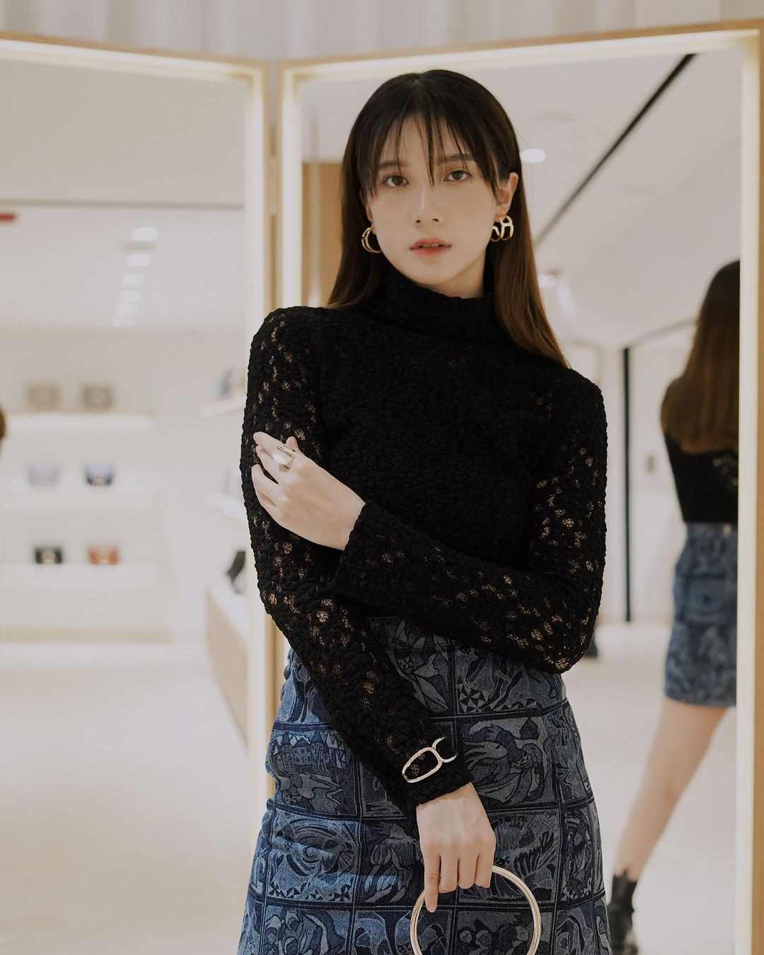 Kết thúc hợp đồng với TVB vào cuối năm 2020, cô trở về Malaysia phát triển và nhận được nhiều sự quan tâm hơn từ khán giả. Do không tập trung phát triển con đường ngôi sao mạng xã hội, cô chỉ có khoảng 310.000 người theo dõi trên Instagram.