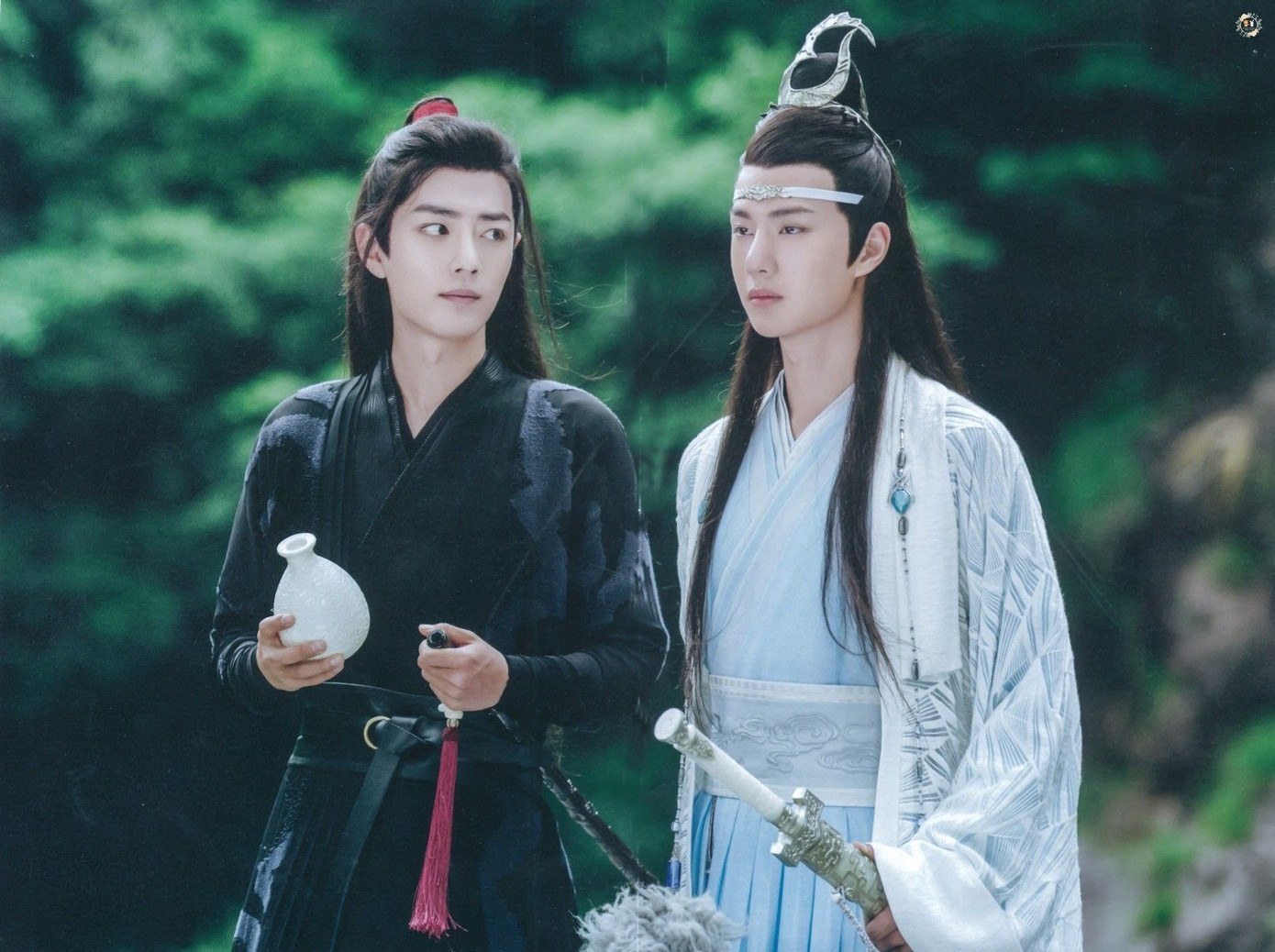 Trần Tình lệnh là một trong những bộ phim “hot” nhất năm 2019, vượt kỷ lục hơn 5 tỷ lượt xem, đưa hai nam chính Tiêu Chiến và Vương Nhất Bác vụt sáng thành sao hạng A, tên tuổi bay xa ngoài lãnh thổ Trung Quốc. Phim chuyển thể từ tiểu thuyết Ma đạo tổ sư của tác giả Mặc Hương Đồng Khứu. Nội dung truyện lấy bối cảnh tu chân giới, kể về hành trình từ chính phái thành đại ma đầu tu ma của &quot;Di Lăng lão tổ&quot; Ngụy Vô Tiện (Tiêu Chiến). Trong quá trình này, Ngụy Vô Tiện có cơ hội gặp gỡ và nảy sinh tình cảm đồng tính với Lam Vong Cơ (Vương Nhất Bác), xuất thân danh môn Cô Tô Lam Thị. Vì Trung Quốc hạn chế phim đam mỹ, Trần Tình lệnh cải biên nội dung gốc thành “tình huynh đệ” để qua được thủ tục kiểm duyệt.