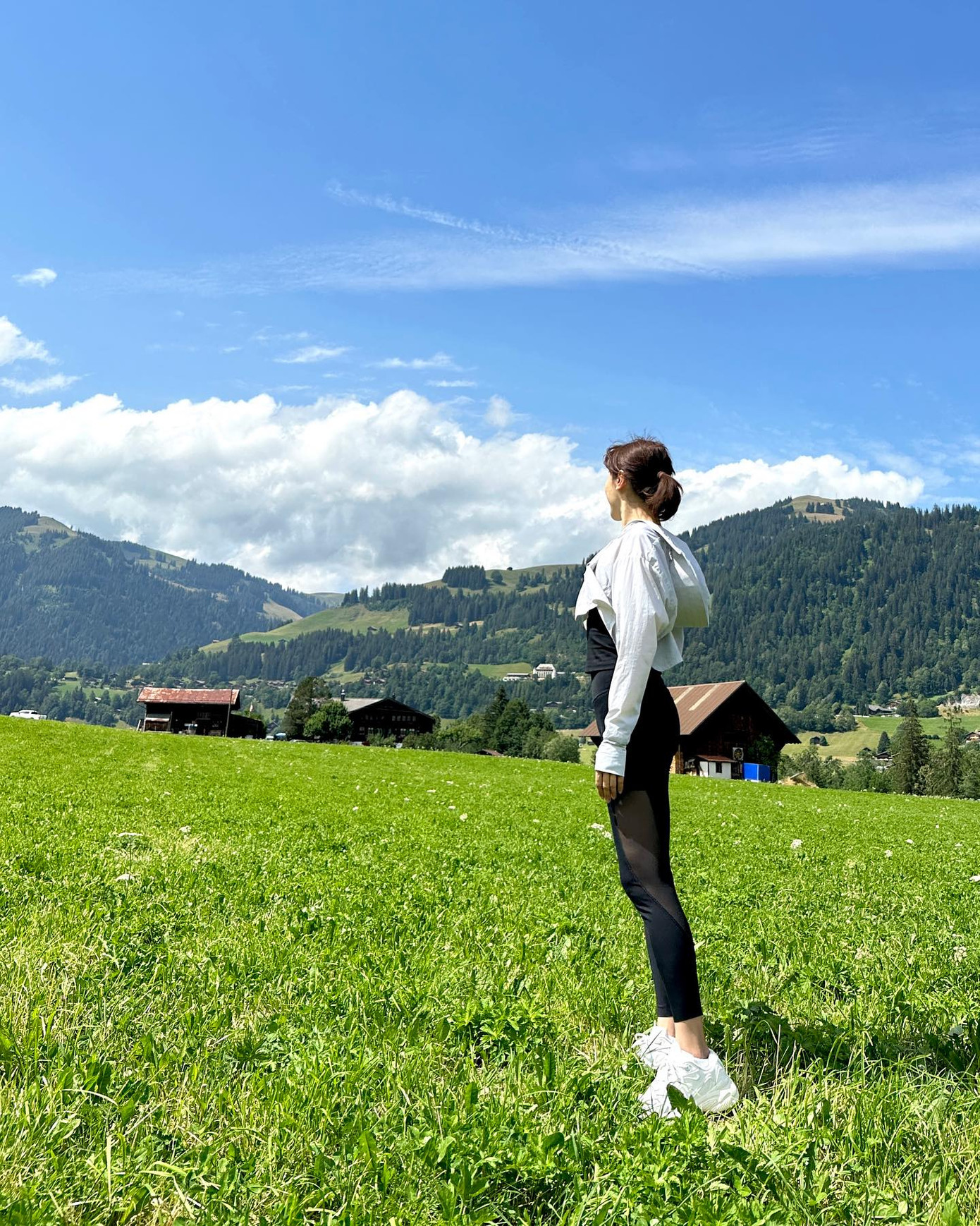 Người đẹp 7X yêu thích vận động và các hoạt động ngoài trời. Đó là một trong những bí quyết giúp cô giữ được tinh thần tốt và thân hình thon gọn như thuở đôi mươi.