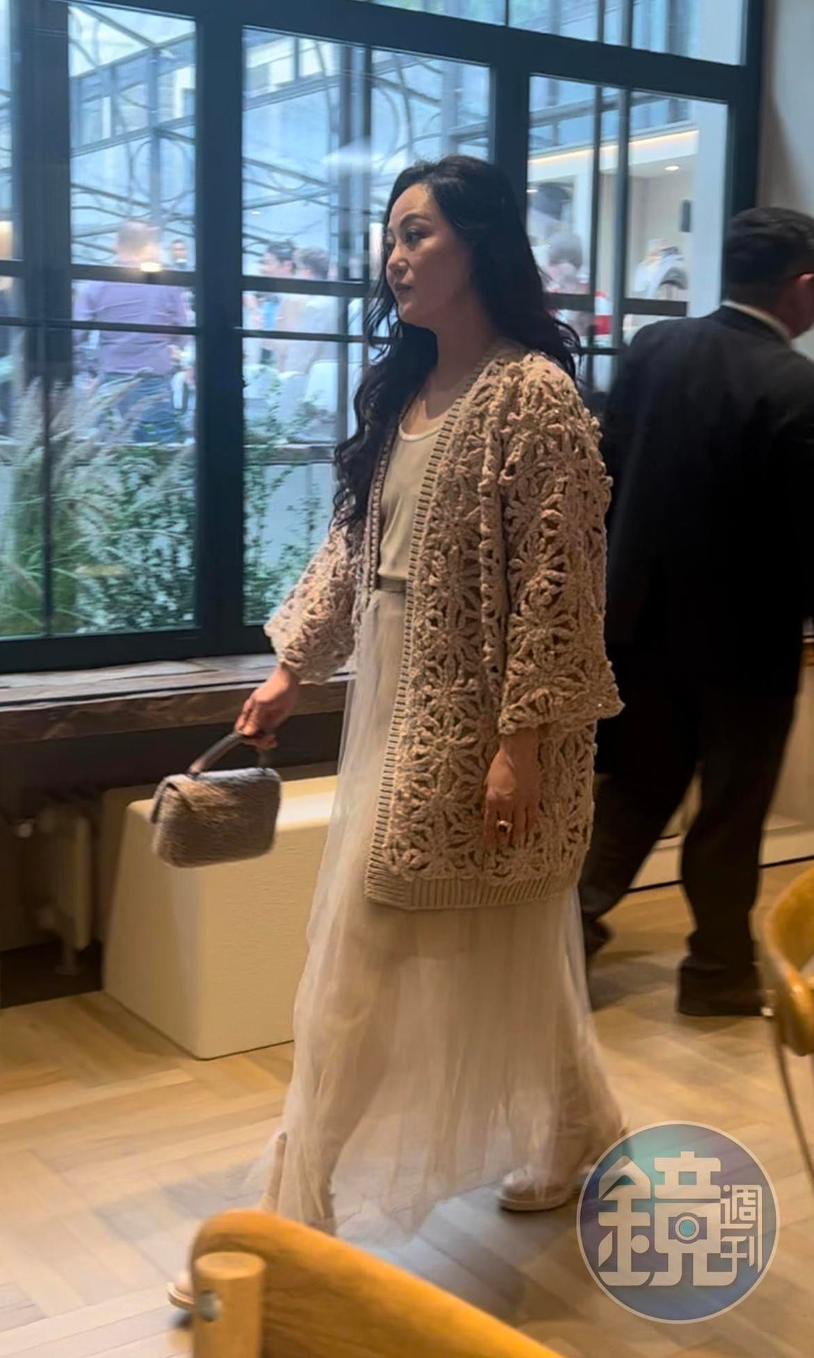 Từ ống kính của cánh săn ảnh, Chương Tiểu Huệ không khác nhiều so với ảnh chia sẻ trên trang cá nhân. Bà có phong cách thời trang trẻ trung, hiện đại. Theo HK01, những năm gần đây, Chương Tiểu Huệ hoạt động tích cực ở Trung Quốc đại lục, chủ yếu chia sẻ mẹo làm đẹp và livestream quảng bá sản phẩm.