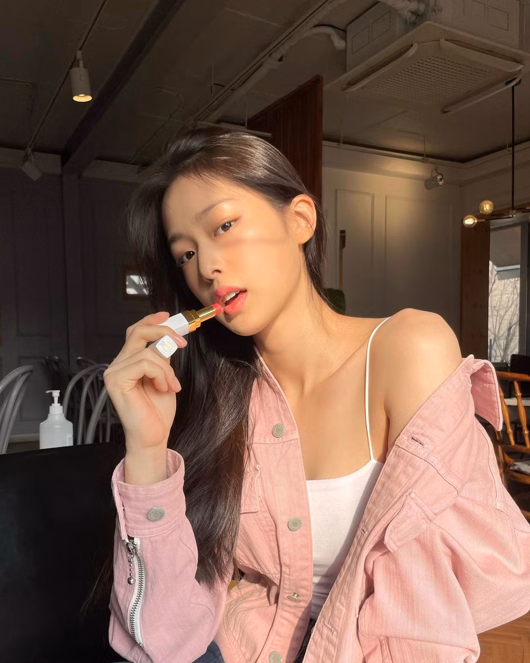 Ngoài ra, Sung Min còn hợp tác với nhiều thương hiệu hàng đầu khác như Dior, Miu Miu, Prada...