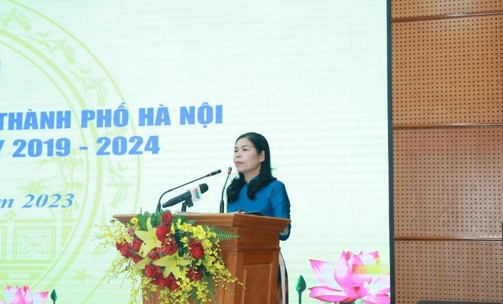 Tân Phó Chủ tịch Ủy ban MTTQ Việt Nam thành phố Hà Nội Đặng Thị Phương Hoa phát biểu nhận nhiệm vụ tại Hội nghị. Ảnh: LĐTĐ.