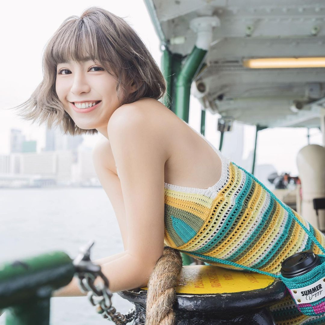 Miko Wong (SN 1994) bước chân vào ngành giải trí với vai trò người mẫu ở Malaysia. Ban đầu, cô bị truyền thông gán cho là “kẻ bắt chước” vì ngoại hình có nhiều điểm tương đồng Lâm Minh Trinh.