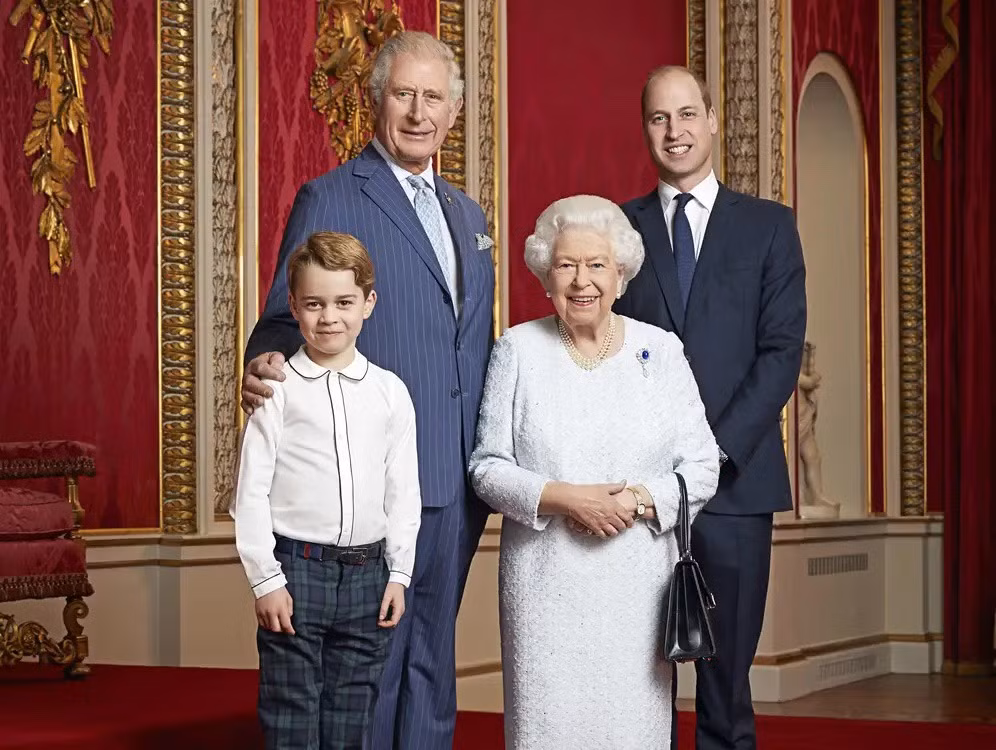 Bức ảnh Nữ hoàng Elizabeth II cùng những người thừa kế vào năm 2020 được cho là khiến Harry và Meghan bất mãn. Ảnh: Reuters.