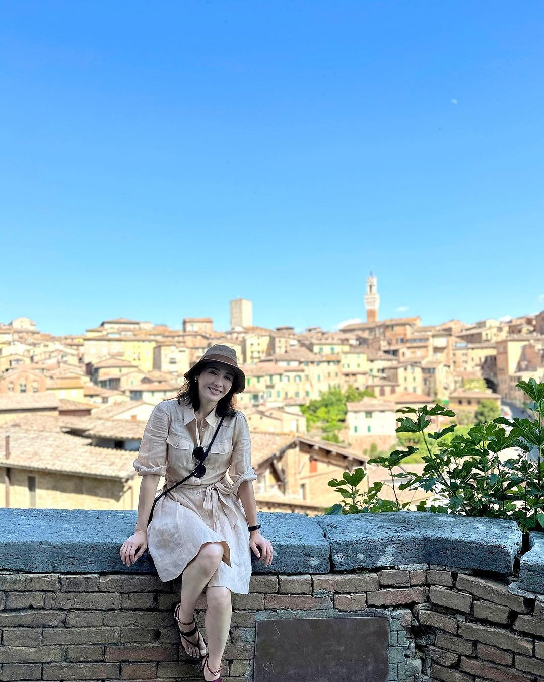 Có thể nói, Lê Tư là một trong những mỹ nhân trong thời kỳ hoàng kim của điện ảnh Hong Kong (thập niên 1980-1990) có cuộc sống viên mãn. Cô có gia đình nhỏ hạnh phúc bên chồng tỷ phú và ba con gái, cha mẹ khỏe mạnh, sự nghiệp thành công và giữ được phong độ nhan sắc.