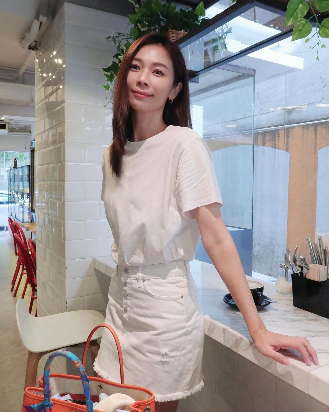 Năm 2020, Dương Tú Huệ rút lui khỏi ngành giải trí, tập trung chăm sóc gia đình và kinh doanh mỹ phẩm. Những năm gần đây, cô phát triển công việc kinh doanh ở nhiều thị trường gồm Malaysia, Singapore và nhiều nơi khác, thu lợi nhuận khủng.