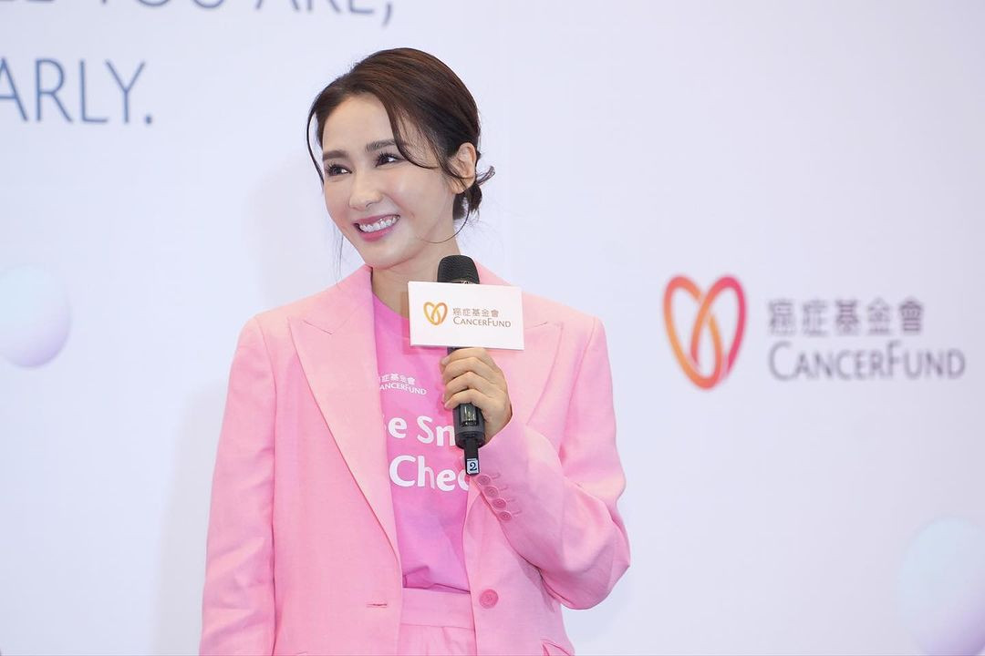 Trước đó, Lê Tư cũng gây chú ý khi tham gia lễ phát động Cách mạng hồng do Quỹ Ung thư Hong Kong (Trung Quốc) tổ chức. Cô kêu gọi phụ nữ yêu thương cơ thể mình, luôn chú ý đến sức khỏe và chủ động khám sức khỏe định kỳ.