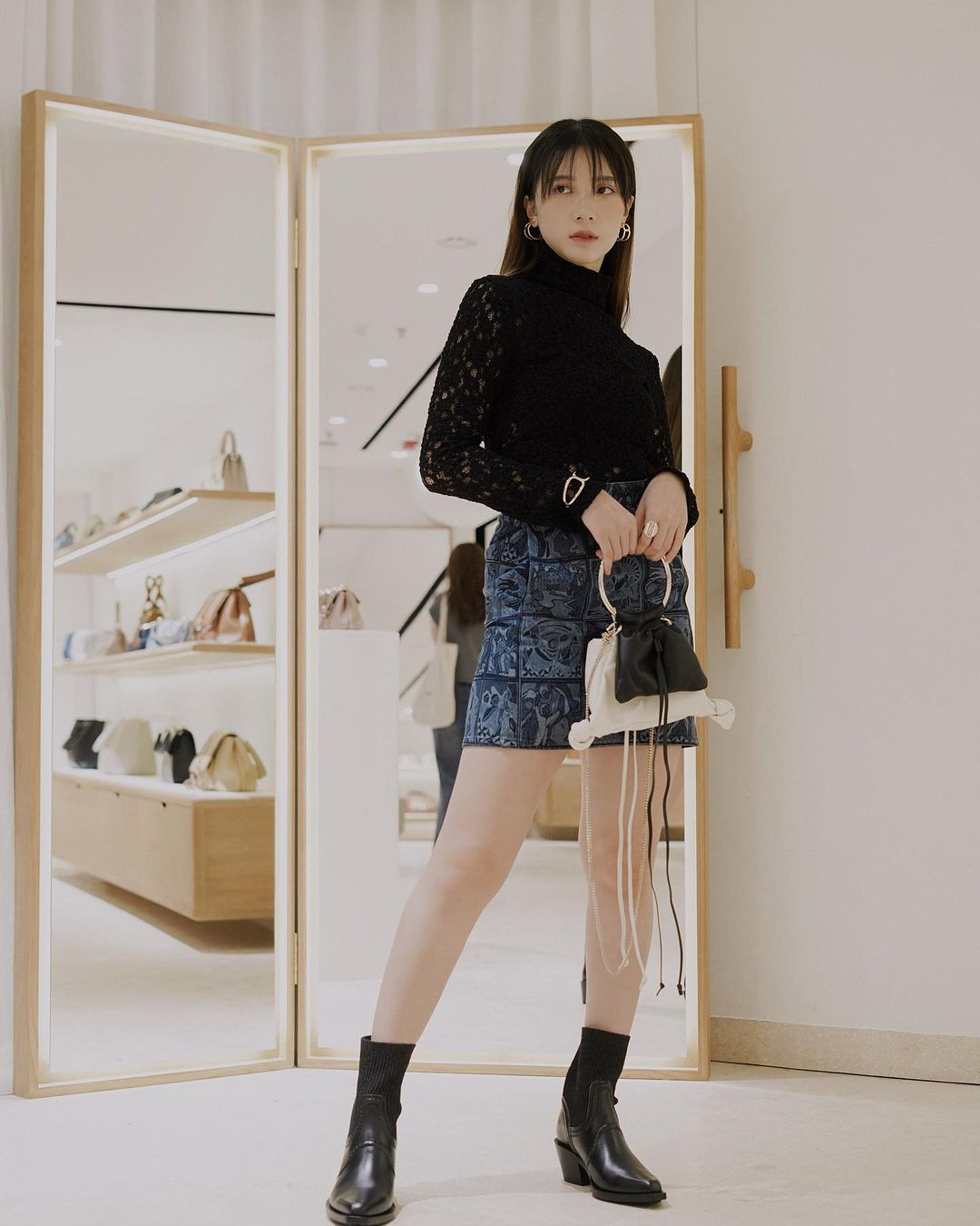 Kết thúc hợp đồng với TVB vào cuối năm 2020, cô trở về Malaysia phát triển và nhận được nhiều sự quan tâm hơn từ khán giả. Do không tập trung phát triển con đường ngôi sao mạng xã hội, cô chỉ có khoảng 310.000 người theo dõi trên Instagram.