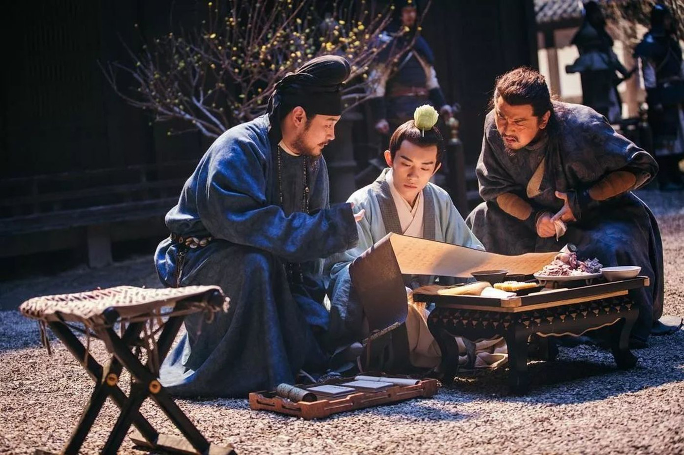 Trường An 12 canh giờ được chuyển thể từ cuốn tiểu thuyết cùng tên của tác giả Mã Bá Dung. Phim kể về quá trình cứu nguy cho thành Trường An trong vòng 12 canh giờ (24 tiếng đồng hồ). Phim lấy bối cảnh năm Thiên Bảo thứ hai, đây là thời điểm trước đêm Nguyên Tiêu, thành Trường An bị lâm nguy khi quân nhân trong thành cùng với thủ lĩnh là Lang Vệ đột nhiên biến mất. Không có cách nào khác, Thái tử Lý Tất (Dịch Dương Thiên Tỉ) là người nắm quyền kiểm soát kinh thành thời bấy giờ phải nhờ đến sự trợ giúp của tên tử tù Trương Tiểu Kính (Lôi Giai Âm) để bắt tên thích khách có ý định phá rối. Sau đó, họ phát hiện âm mưu lớn hơn đang đe dọa đến sự yên bình của kinh thành. Phim được ca ngợi là siêu phẩm chính kịch Trung Quốc nhờ cốt truyện chặt chẽ, bất ngờ và gay cấn, cùng dàn diễn viên thực lực.