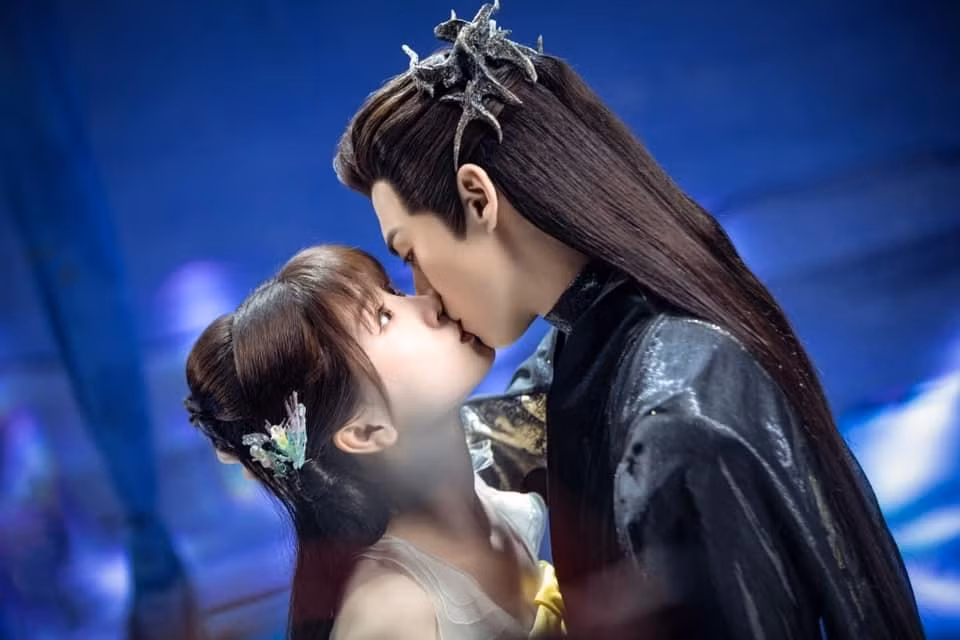 Thương Lan Quyết bộ phim truyền hình Trung Quốc, được chuyển thể từ tiểu thuyết Ma tôn của tác giả Cửu Lộ Phi Hương. Phim kể về câu chuyện nàng tiên cấp thấp ở tiên giới Hoa Lan Nhỏ (Ngu Thư Hân) vô tình hồi sinh Ma tôn Đông Phương Thanh Thương (Vương Hạc Đệ) bị nhốt trong Hạo Thiên Tháp. Để được tự do, Đông Phương Thanh Thương phải dùng hồn thần nữ của Hoa Lan Nhỏ giải phong ấn. Tuy nhiên, trong quá trình đó, đại ma đầu lại phải lòng người đẹp ngây thơ. Ban đầu, phim không được kỳ vọng nhiều. Nhờ phản ứng hóa học bùng nổ của cặp đôi chính, Thương Lan Quyết ngày càng thu hút nhiều người xem.