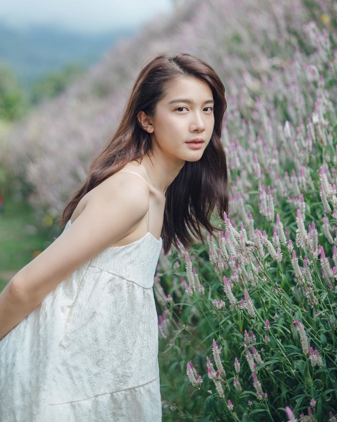 Lâm Tuyên Dư (Serene Lim) sinh năm 1996 ở Malaysia. Cô được công chúng biết đến sau khi giành vị trí Á hậu 1 trong cuộc thi Hoa hậu Quốc tế Trung Quốc năm 2017. Đây là bước đệm để cô gia nhập TVB. Tuy nhiên, Hong Kong (Trung Quốc) không phải &quot;đất lành&quot; đối với Lâm Tuyên Dư. Trong thời gian làm việc tại TVB, cô chỉ đóng vài phim như Girlie Days, Al Cappuccino, Line Walker 3 và không để lại nhiều dấu ấn.