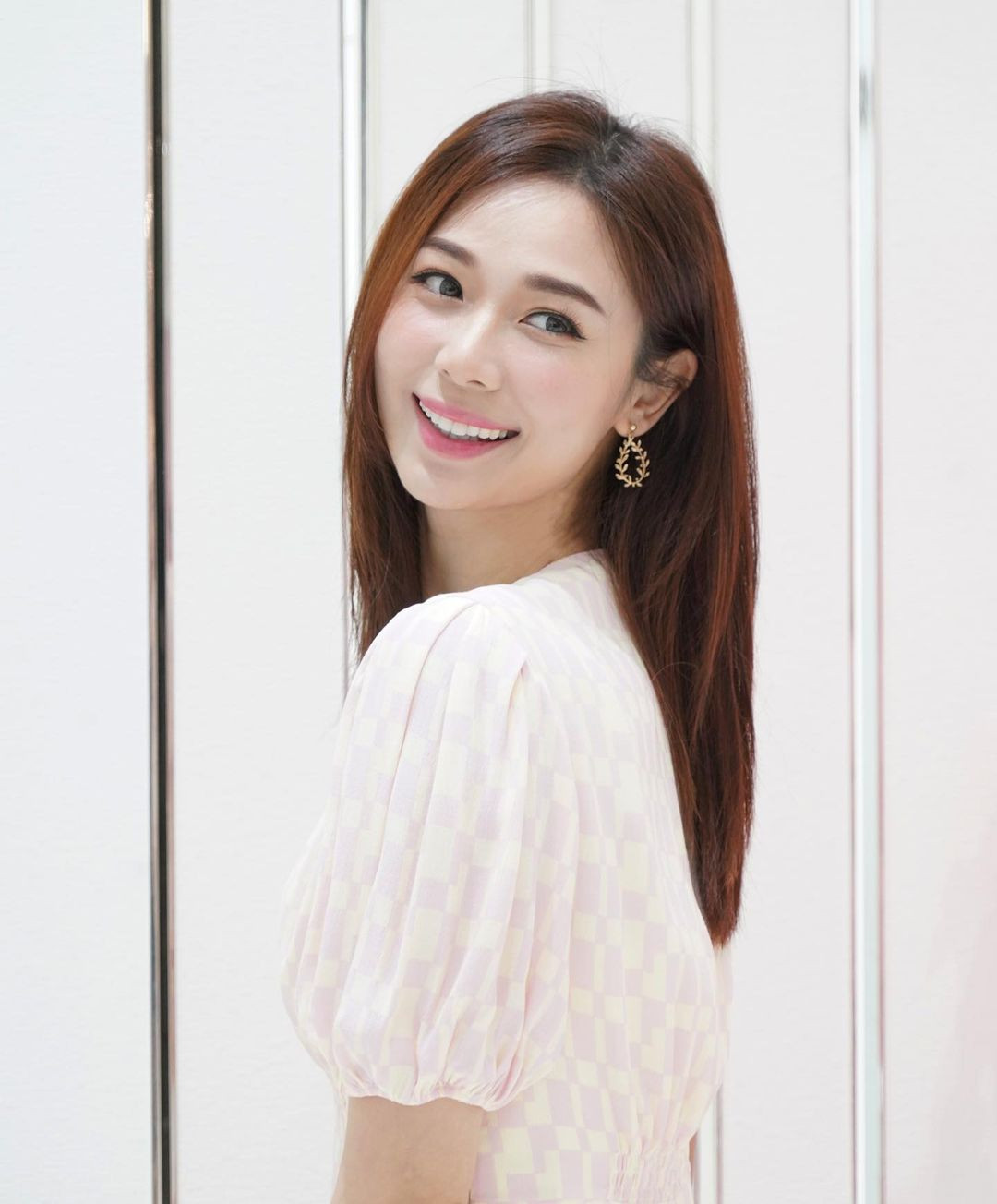 Dương Tú Huệ là “nữ thần Malaysia” nhiều tuổi nhất trong danh sách. Cô sinh năm 1984, gây chú ý khi đăng quang Hoa hậu Trung Quốc Malaysia năm 2004. Sau đó, cô được ký hợp đồng độc quyền với TVB. Vai diễn đáng chú ý nhất của cô là Madam Tâm Di trong series Bằng chứng thép. Cô cũng tham gia nhiều bộ phim khác như Mẹ chồng nàng dâu, Giải Mã Nhân Tâm, Vạn Phụng Chi Vương, Độc Tâm thần thám, Tạo Vương Giả, Đại soái ca, Chơi với ma… Vai diễn cuối cùng của cô ở TVB là Lời thú tội sau 18 năm.