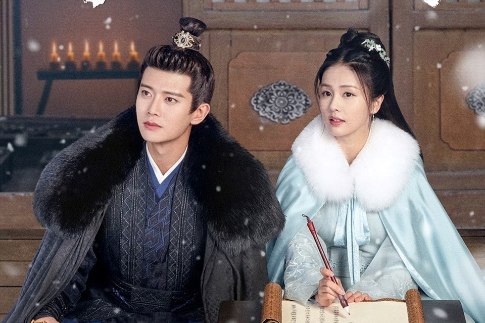 Châu Sinh như cố được chuyển thể từ phần tiền truyện của tiểu thuyết ngôn tình Cốt cách mỹ nhân của Mặc Bảo Phi Bảo. Bộ phim năm 2021 tập trung khai thác chuyện tình trắc trở, bi kịch của Thời Nghi (Bạch Lộc) và Châu Sinh Thần (Nhậm Gia Luân). Họ có sự khác biệt về thân phận khi Thời Nghi được định sẵn là thái tử phi từ nhỏ, trong khi Nam chấn vương Châu Sinh Thần là sư phụ của cô. Ngoài tuyến nội dung tình cảm, phim cũng khắc họa cuộc sống cổ đại với những tranh đấu gia tộc, chiến tranh nơi biên ải và những âm mưu chính trị chốn thâm cung. Cốt truyện có chiều sâu, phát triển logic, âm mưu tranh đấu cũng mới lạ, gay cấn, không chỉ lún sâu vào tình yêu ủy mị.