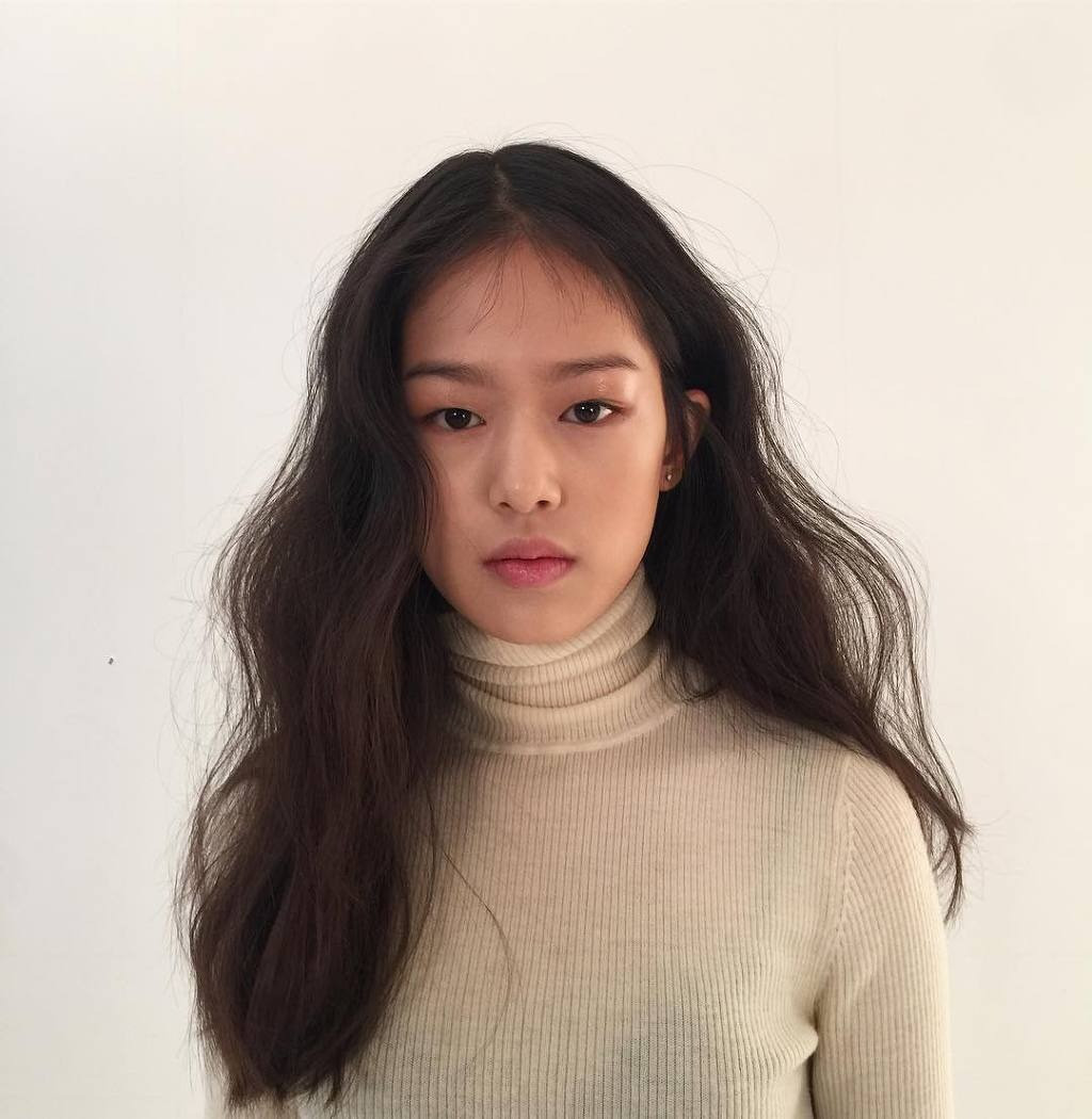 Dù tuổi đời còn nhỏ, Han Sung Min đã là người mẫu chuyên nghiệp. Ngoại hình xuất sắc giúp cô có được nhiều lời mời hợp tác từ các tạp chí lớn ở xứ sở kim chi. Truyền thông lúc bấy giờ nhận định cô sẽ ngày càng nổi tiếng hơn.