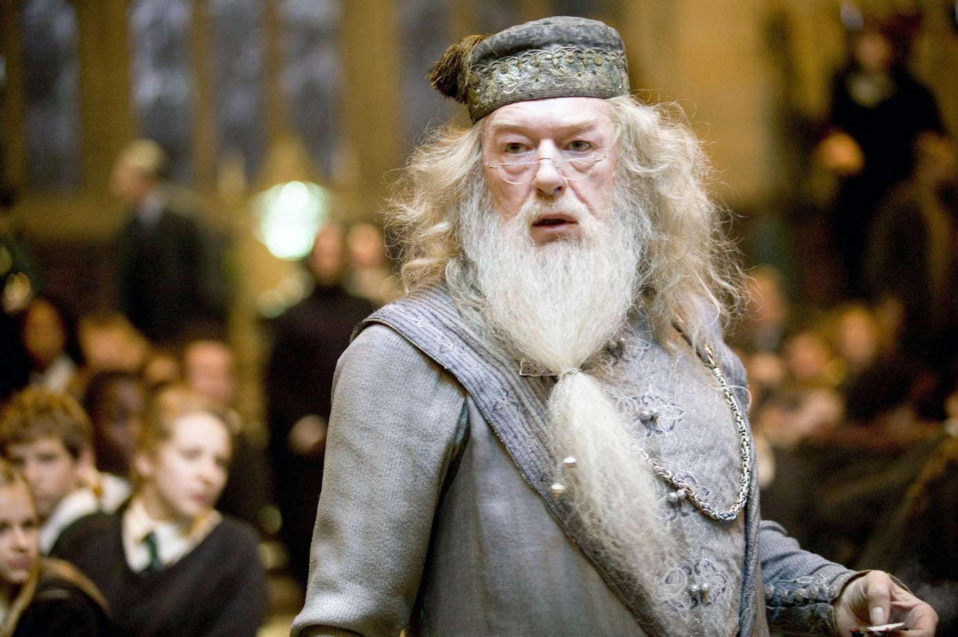 Sir Gambon nổi tiếng nhất với vai hiệu trưởng Albus Dumbledore của trường Hogwarts. Ảnh: Harry Potter. Sir Gambon nổi tiếng nhất với vai hiệu trưởng Albus Dumbledore của trường Hogwarts. Ảnh: Harry Potter.