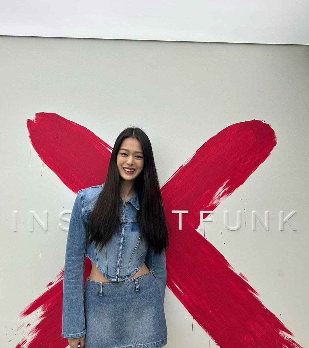 Cô cũng tham gia diễn xuất, từng góp mặt trong các bộ phim truyền hình Hàn Quốc Nineteen, Moment At Eighteen và Twenty-Twenty. Gần đây nhất, cô đóng vai chính trong bộ phim Snowball năm 2021.