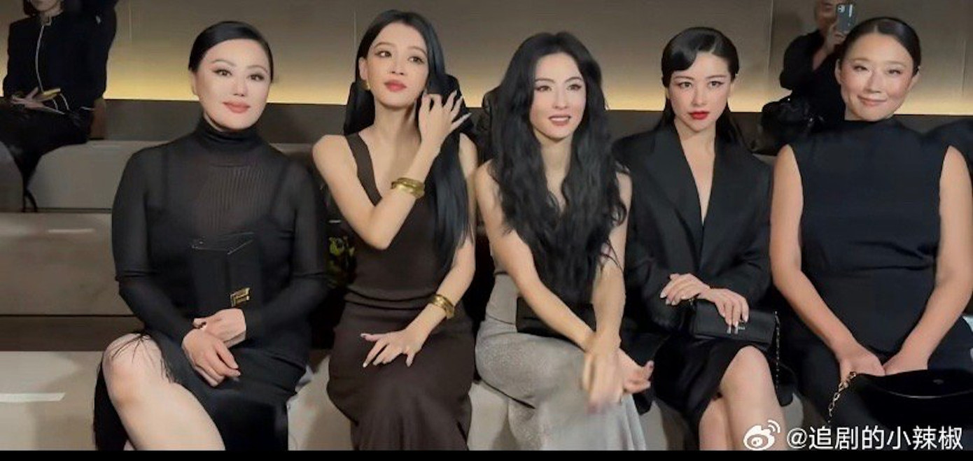 Bà ngồi cùng hàng ghế với Trương Bá Chi. Cư dân mạng nhận xét mỹ nhân Hong Kong tiếng tăm một thời ưa nhìn không kém vợ cũ Tạ Đình Phong bất chấp khoảng cách 17 tuổi.