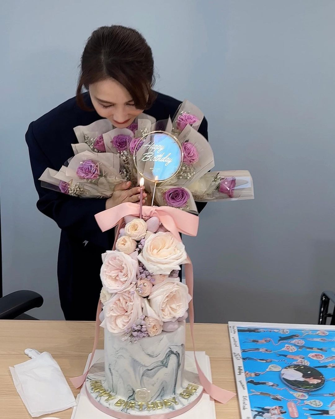 Lê Tư tròn 52 tuổi vào ngày 1/10. Tuy nhiên, ngoại hình của ngôi sao Cuộc chiến chốn thâm cung như mới ngoài 30 tuổi. Cư dân mạng khen Lê Tư không chỉ biết bảo dưỡng nhan sắc tốt mà còn luôn duy trì được tinh thần tươi vui, tích cực.