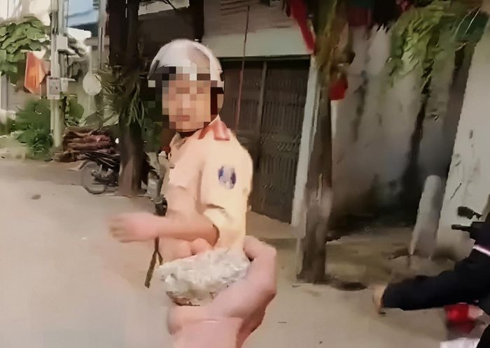 Cán bộ CSGT bị nhóm người hung hãn đuổi đánh, ném đá.