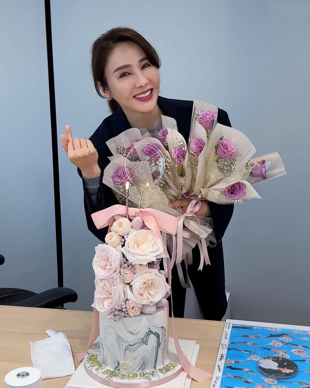 Ngày 25/9, Lê Tư đăng lên Instagram loạt ảnh chụp trong bữa tiệc sinh nhật sớm do đồng nghiệp tổ chức. Người đẹp tiết lộ khi đang họp định kỳ trong phòng hội nghị của công ty, đồng nghiệp bất ngờ tặng hoa và bánh khiến cô hạnh phúc. Trong ảnh, Lê Tư mặc trang phục công sở, cười rạng rỡ hướng về phía máy ảnh.