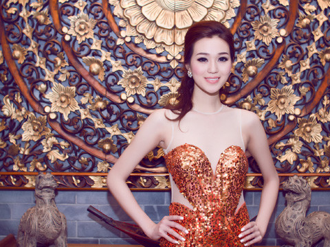 Mẫu váy với thiết kế khoe vai trần và khoét eo nhưng sử dụng phần vải voan đệm tạo cảm giác sang trọng